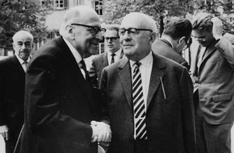 Max Horkheimer (links) und Theodor Adorno (rechts) 1964 in Heidelberg
