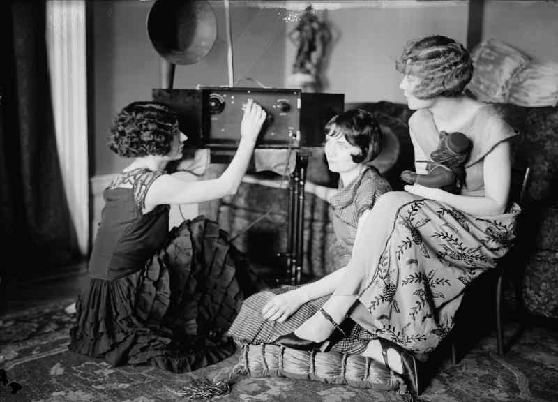 Radio im Wohnzimmer Mitte der 1920er-Jahre